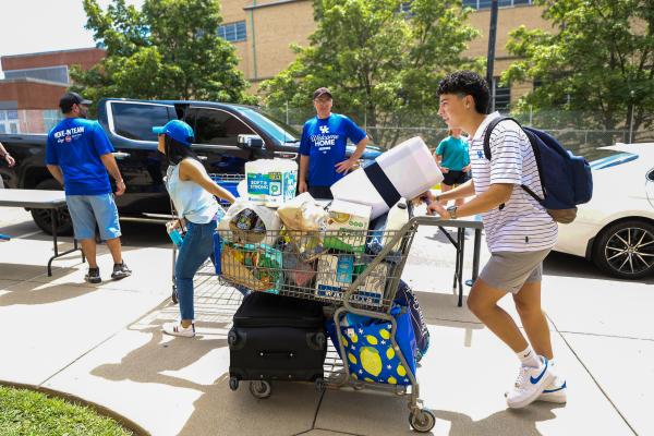 Students Moving in on Campus